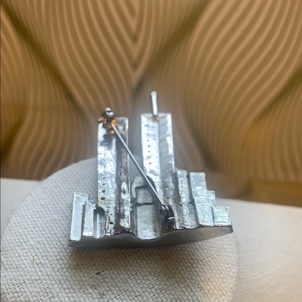 Vintage 2002 Twin Tower Silver Rhinestone Skyline Brooch - Picture 3 of 3